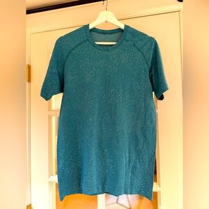 Barely worn Lululemon men’s License to Train tee
